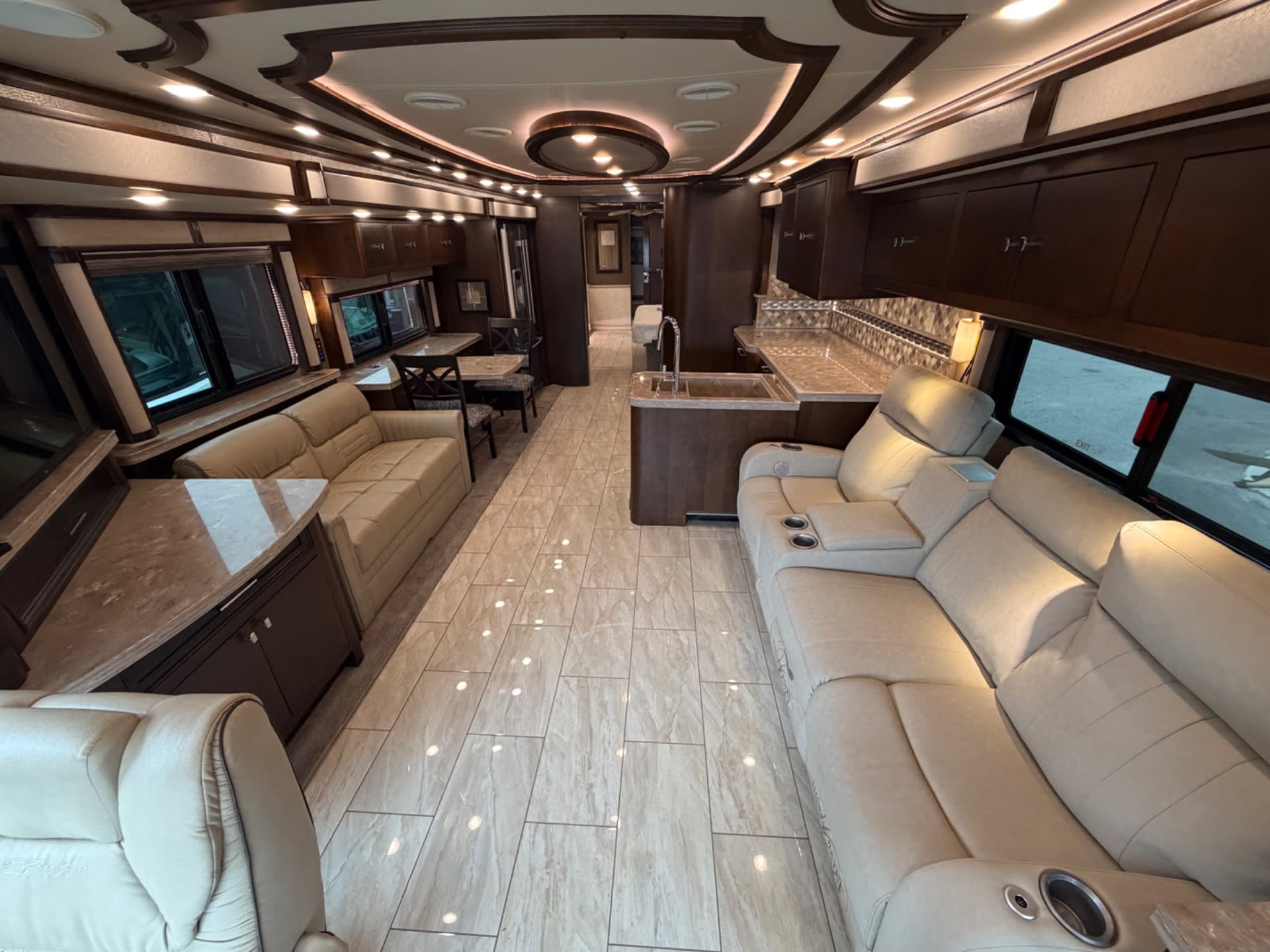 2017 Tiffin Zephyr 45 OZ - Interior view 3