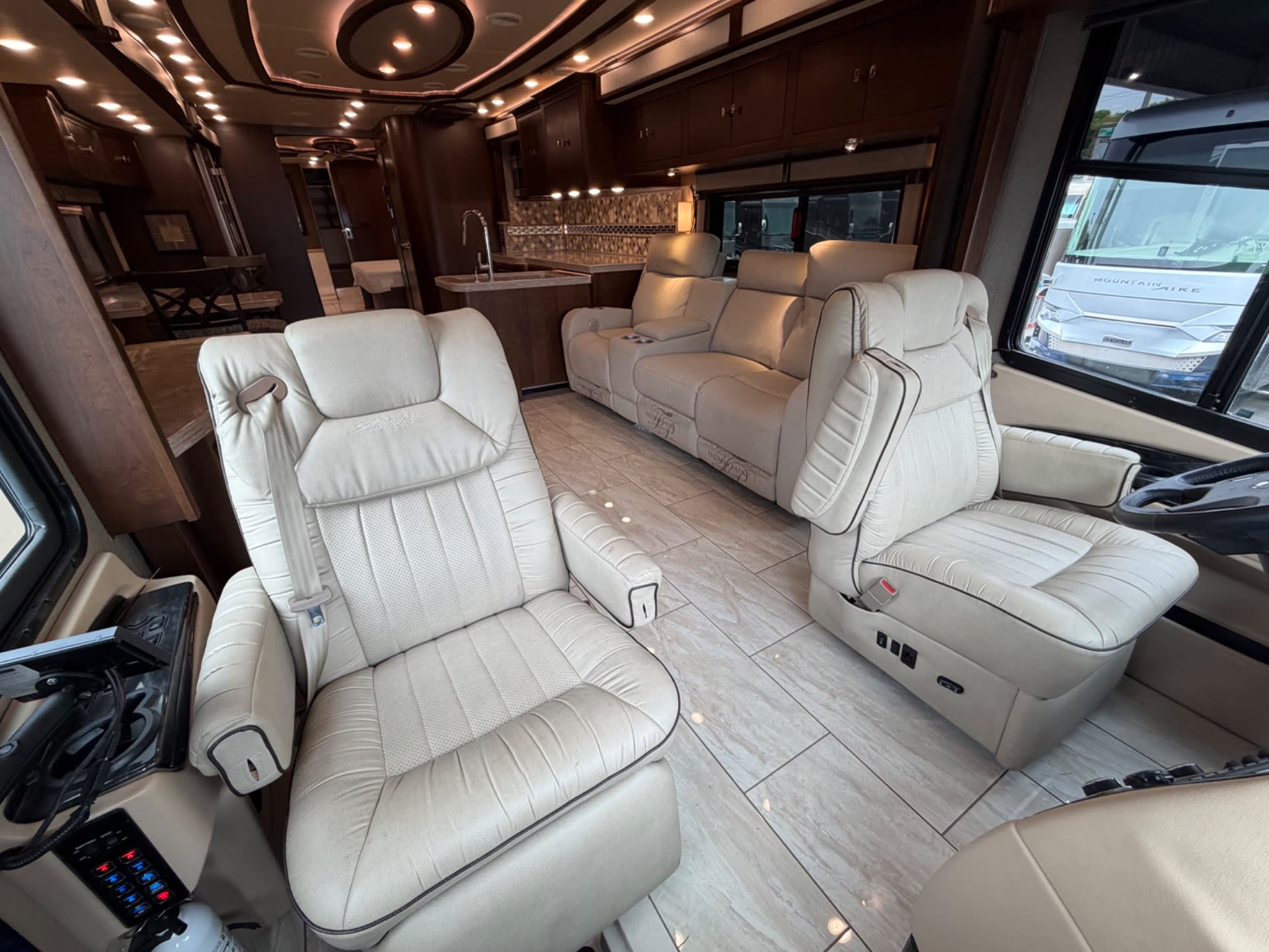 2017 Tiffin Zephyr 45 OZ - Interior view 2