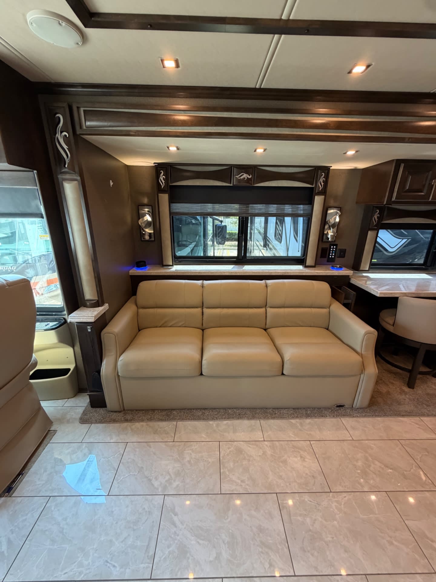2019 Tiffin Phaeton 44 OH - Interior view 2