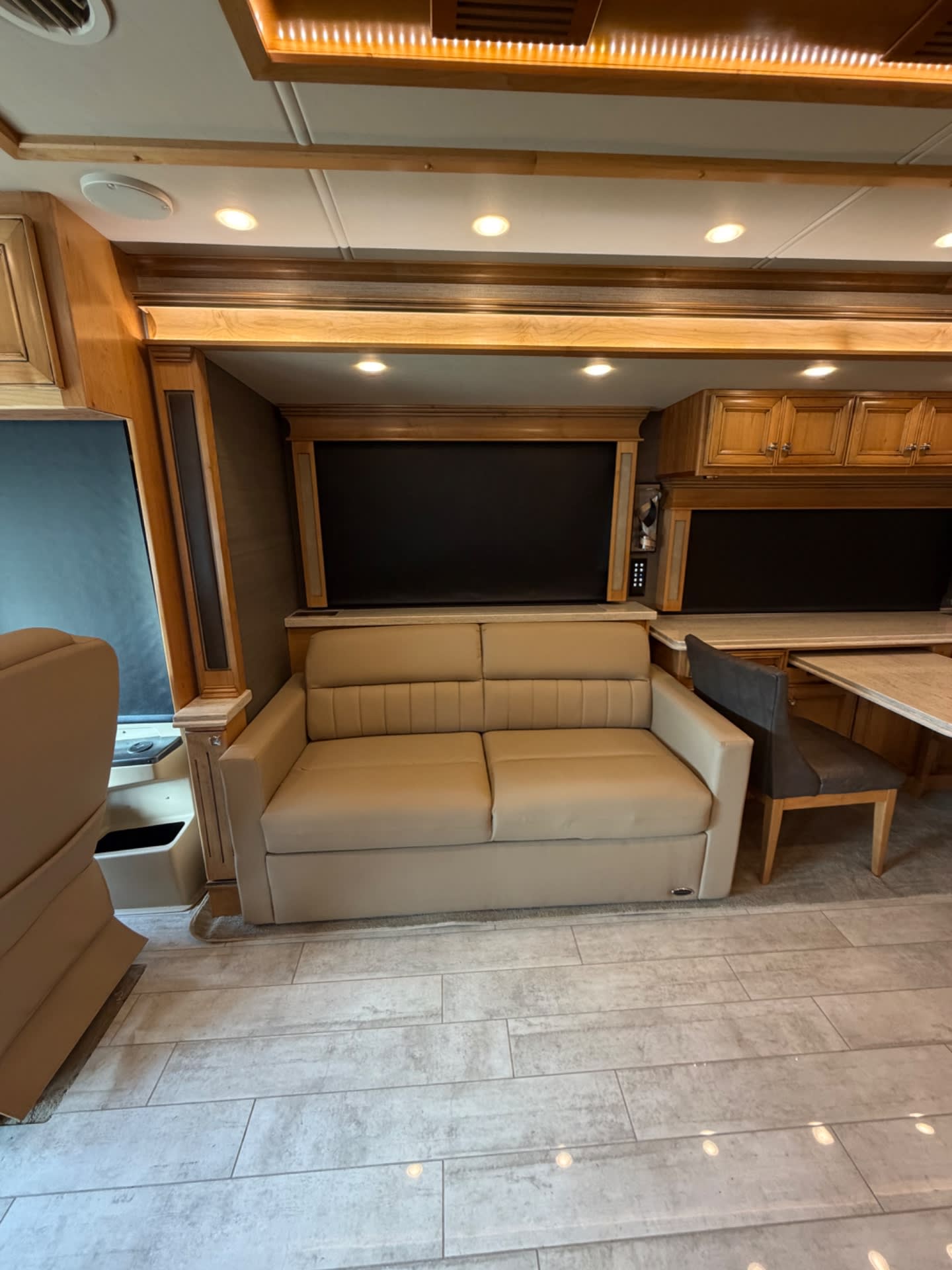 2020 Tiffin Phaeton 40 IH - Interior view 3