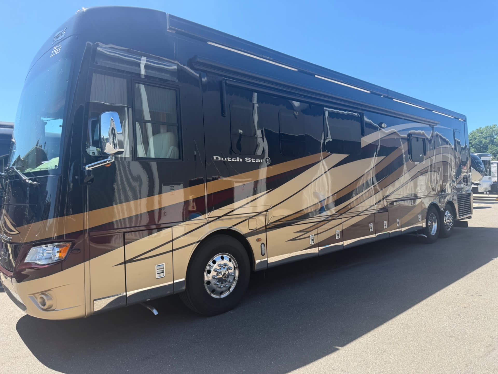 2018 Newmar Dutch Star 4369 - Exterior view 2