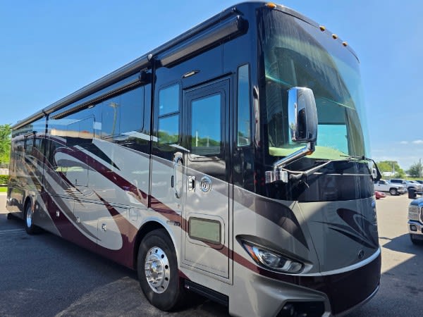 2017 Tiffin Phaeton 40 IH - Exterior view 2