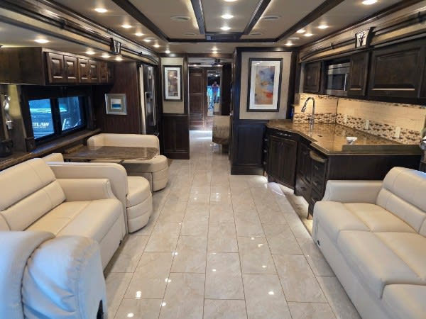 2017 Tiffin Phaeton 40 IH - Interior view