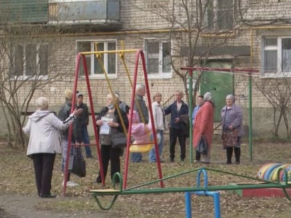 Жители дома 18 по улице Столичной столкнулись с дилеммой: что важнее — сорокалетние деревья или парковочные места?