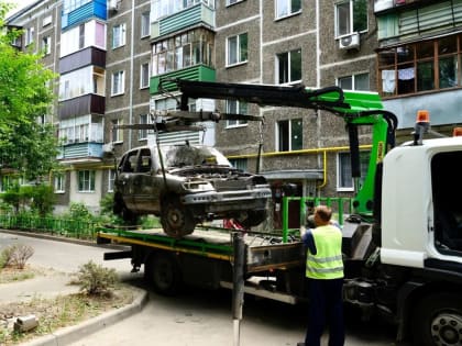 Бесхозные автомобили эвакуировали из жилых дворов Казани