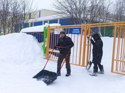 Елабужане сплотились на уборке снега