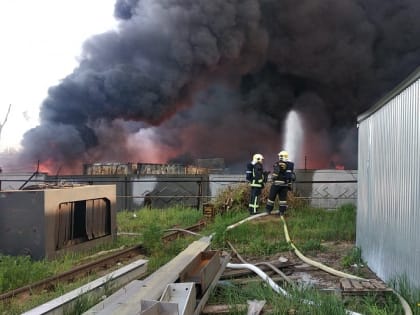 В Челнах несколько часов тушат крупный пожар в промзоне (фото)