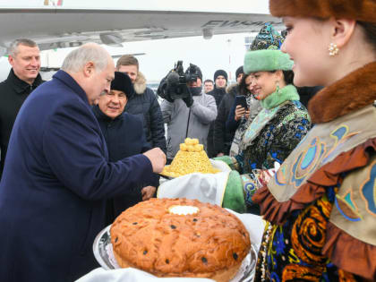 Лукашенко подарил Минниханову золотую ручку