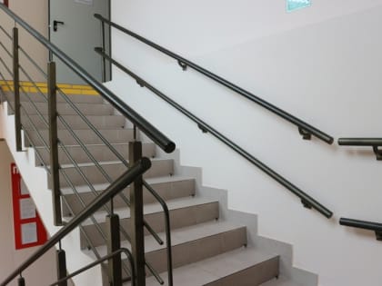 Казанскому подростку с ДЦП пришлось ползти по лестнице в здании суда