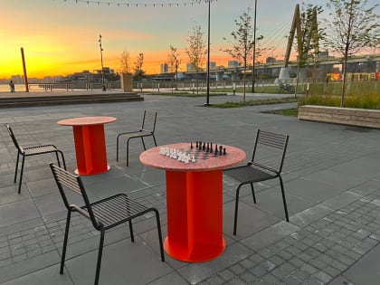 На набережной Казанки установили шахматные столы из переработанных материалов