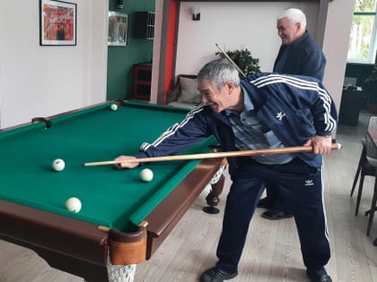 В центре «Изгелек» получатели социальных услуг играют в бильярд