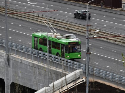 На улице Фучика в Казани смонтировали контактную сеть троллейбуса на 550 метров с установкой 19 опор