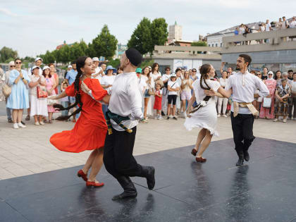 На набережной озера Кабан казанцы разучат движения татарского танца
