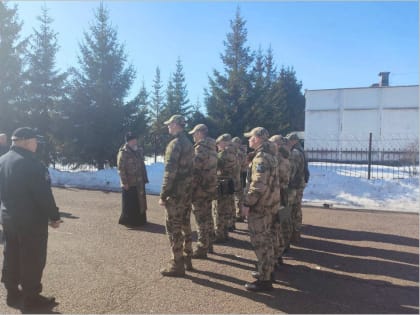 Священник благословил воинов
