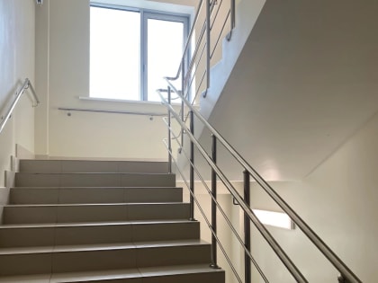 Компания казанцев устроила потасовку с бойней стекол в подъезде