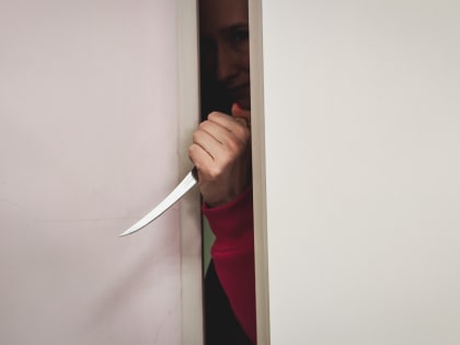В Казани мужчина с ножом «кошмарит» соседей