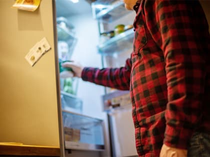 Как перестать есть оливье и вернуться к работе: пять советов по «выходу» из застолий