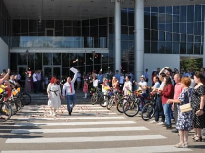 В Челнах жених и невеста в ЗАГС приехали на велосипедах