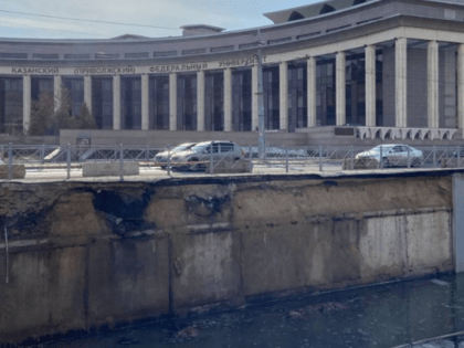 Власти Казани не знают, когда отремонтируют стену возле театра Камала