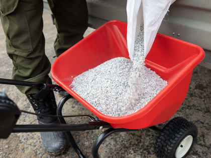 Для обработки тротуаров Казань закупит порядка тысячи тонн мраморной крошки