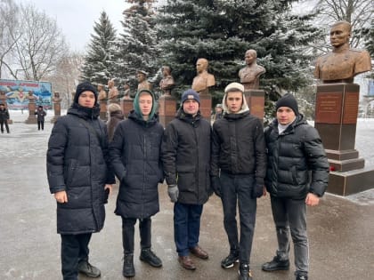 Волонтеры КАИ приняли участие в открытии аллеи бюстов Героев России