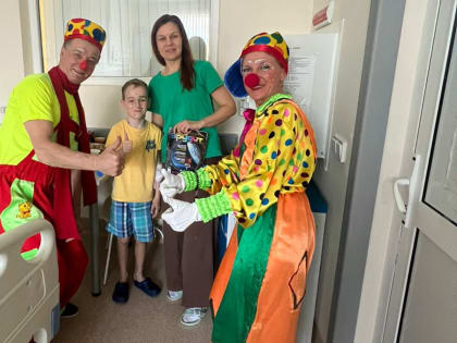 Пациентов детских отделений РКИБ навестили больничные клоуны