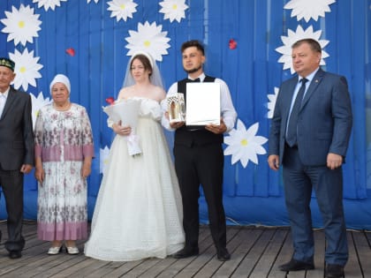 В сквере «Театральный» чествовали юбиляров семейной жизни