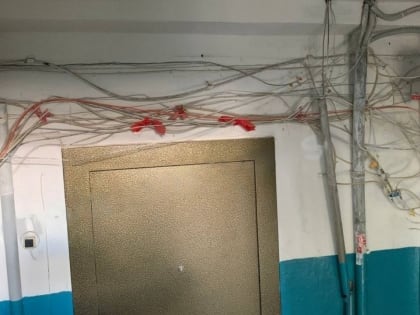Татарстанцы боятся за жизнь из-за проводов в подъезде