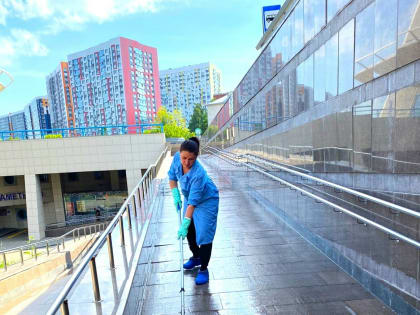 В казанском метро показали, как моют и обновляют станции