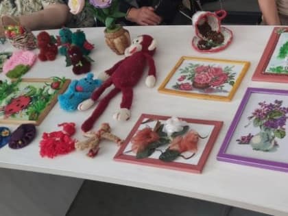 Талантливые бабушки Менделеевска подарили детям с ОВЗ свои изделия