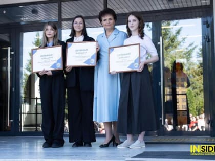 Три выпускницы получили сертификаты за достижения в литературе