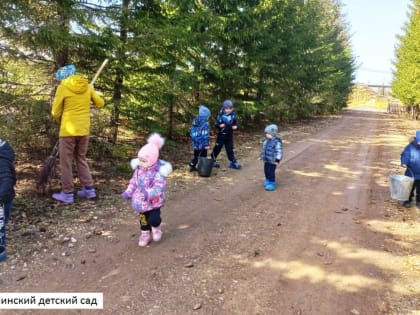 Воспитанники и  сотрудники детского сада поселка Лесной вышли на уборку территории.