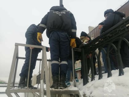 В Казани помогли школьнику, который застрял в заборе на Булаке