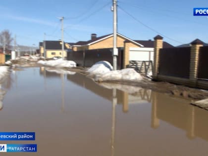 Улицы поселка Тургай в Лаишевском районе оказались затоплены из-за паводка