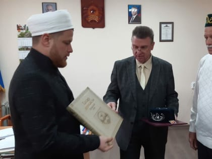 Делегация из Нижнекамска привезла в ЛНР халяль-продукты, теплые вещи и книги