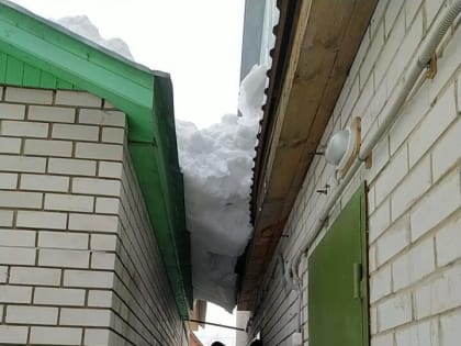 Жителя Татарстана насмерть придавило снегом, который сошел с крыши частного дома