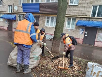Уборка территории в холодную осень