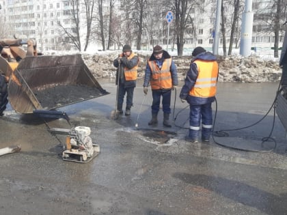 В Нижнекамске приступили к ямочному ремонту дорог