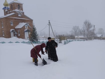 Прихожане храма святых апостолов Петра и Павла с.Старые Челны совместно расчищали от снега прихрамовую территорию