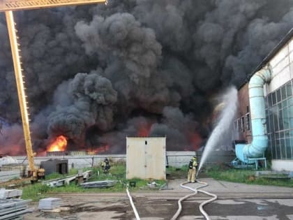 В Челнах крупный пожар на складе – в тушении задействован пожарный поезд