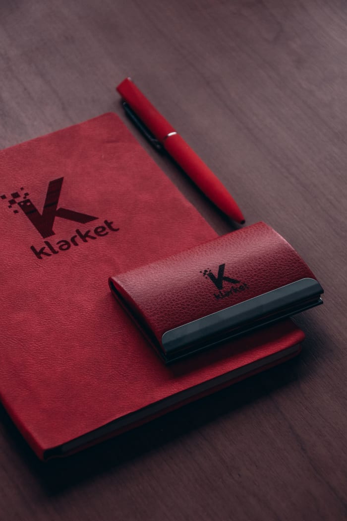 Identidad de marca — Logo · Branding
