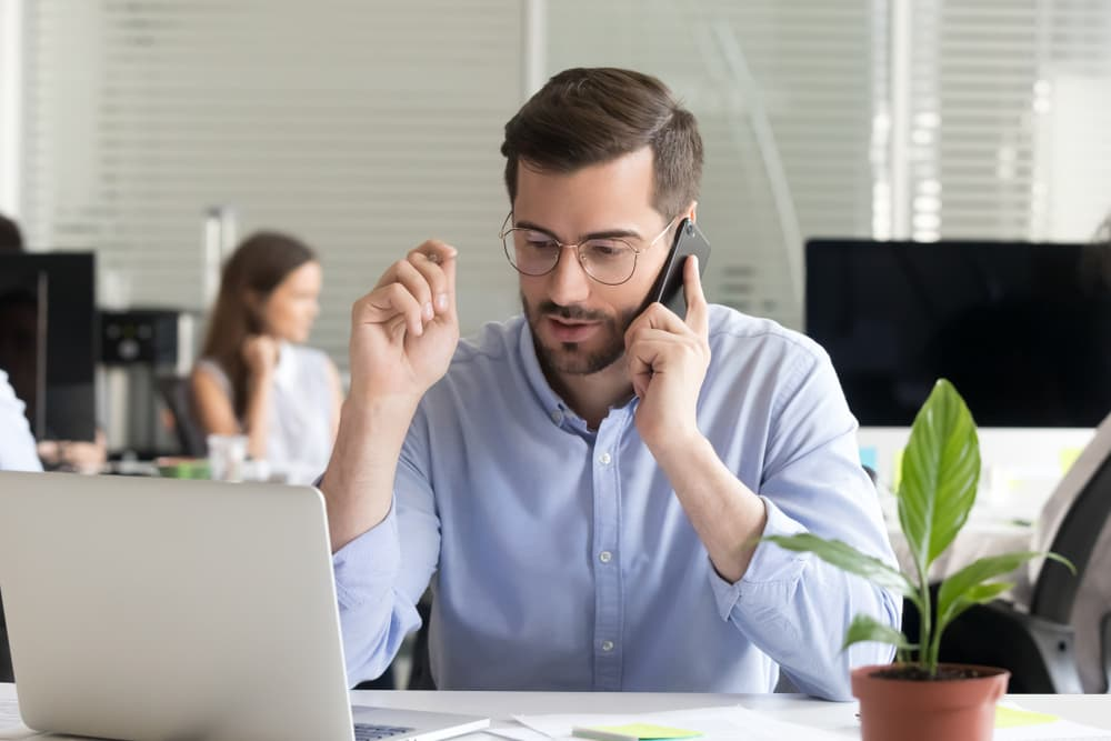 Wireless expert assisting a client