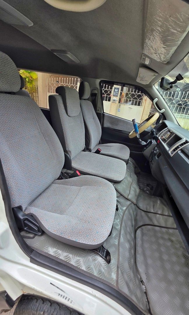 Toyota Hiace photo 2