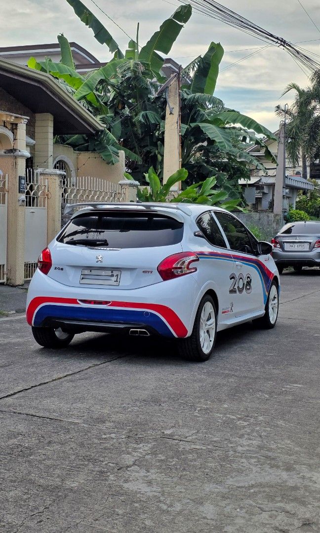 Peugeot 208 photo 2