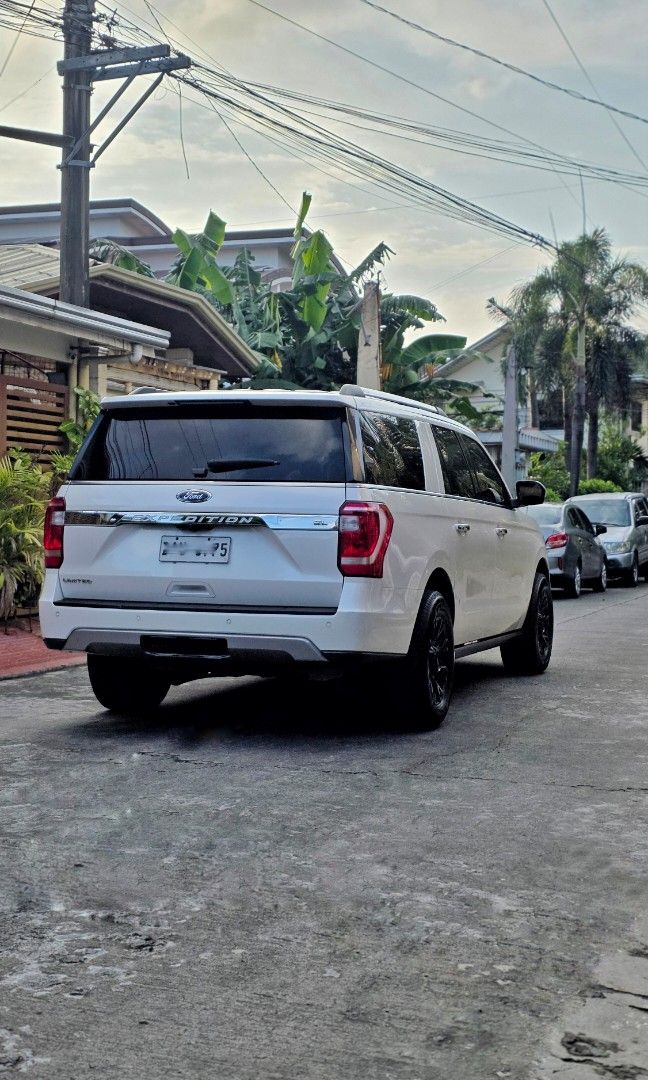 Ford Expedition photo 2