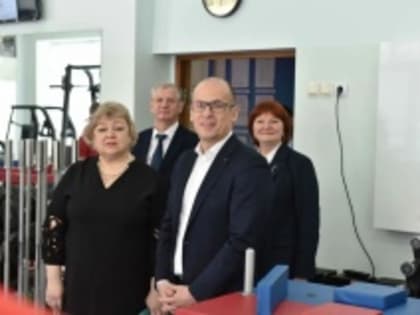 В рамках рабочего визита в Воткинск Глава республики Александр Бречалов посетил Удмуртский кадетский корпус