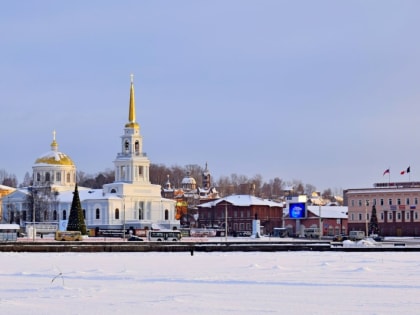 12 февраля митрополит Викторин совершил литургию в Благовещенском соборе г. Воткинска