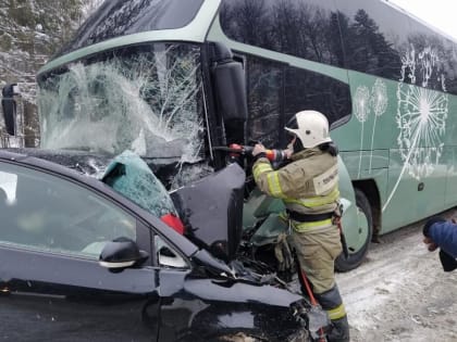 Иномарка столкнулась с автобусом на трассе в Удмуртии: погибли 2 человека