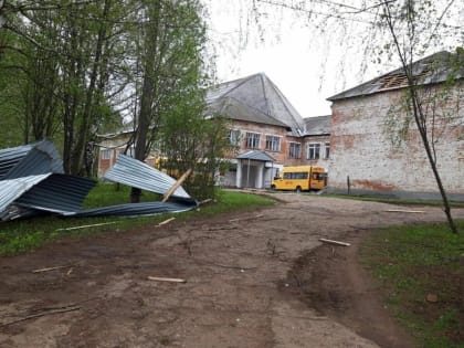 Ураганный ветер снес часть крыши со здания школы в Балезинском районе Удмуртии