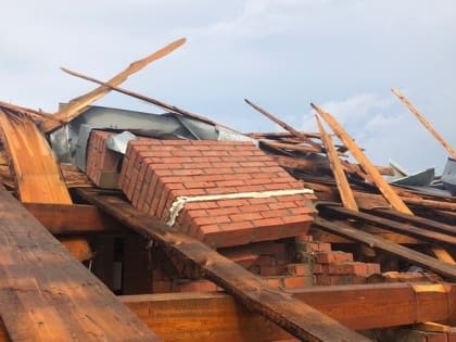 Жилой дом в Воткинске остался без крыши из-за сильного ветра